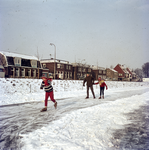 859583 Afbeelding van schaatsende kinderen op het water bij de Prof. Jordanlaan te Utrecht.